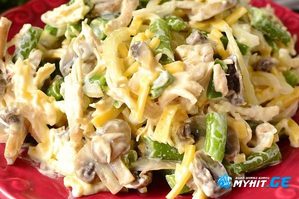 სალათა გამომცხვარი ქათმითა და მჟავე კიტრით