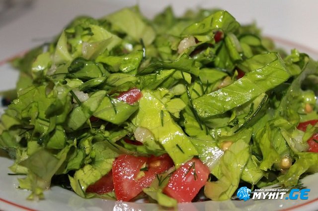 მარტივი საზაფხულო სალათა მხოლოდ 2 წუთში