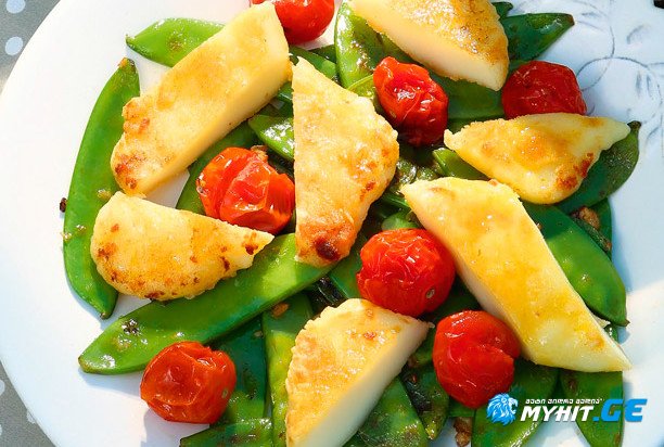 თბილი სალათა შემწვარი სულგუნით