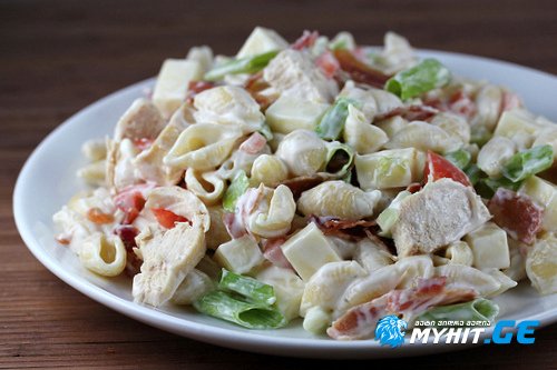 მსუბუქი სალათი ქათმის ფილეთი და ბოსტნეულით