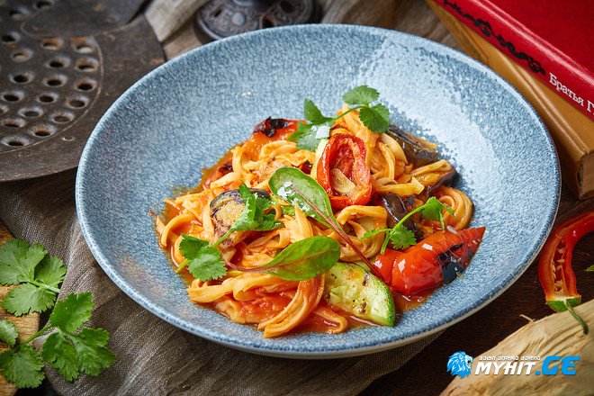 სამარხვო პასტა ტომატის სოუსითა და ბოსტნეულით