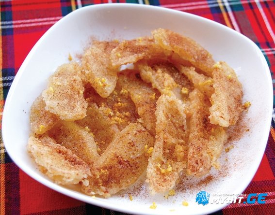 სიმინდის ფქვილის საფანელში ამოვლებული შემწვარი ვაშლი