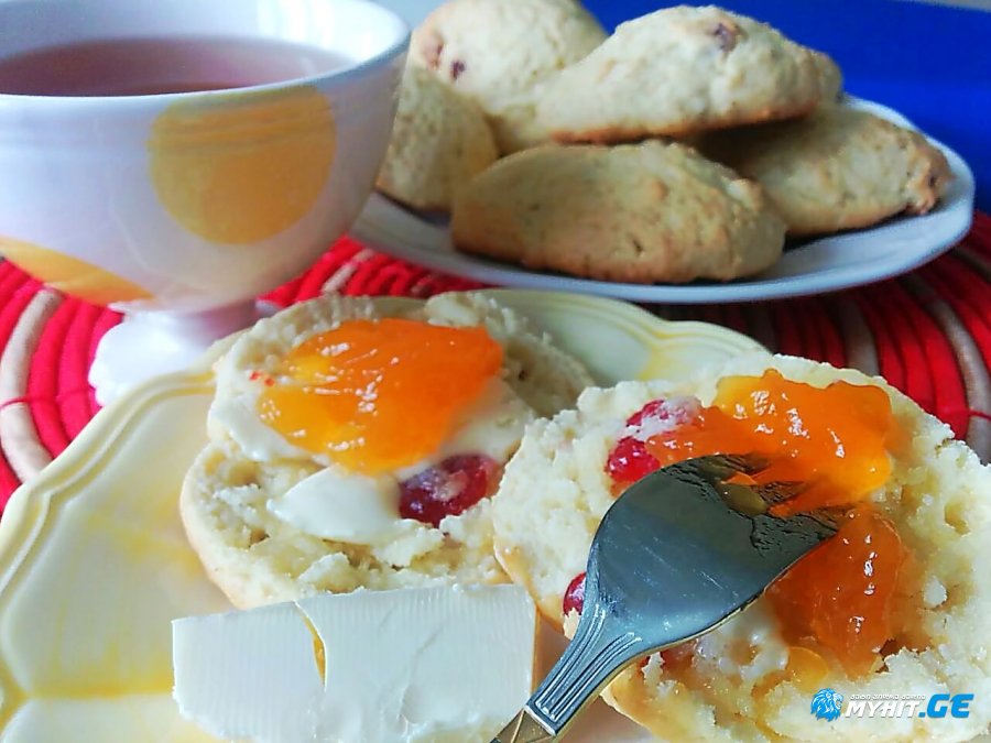 ინგლისური ფუნთუშები-სკონები საუზმისთვის - მიირთვით მურაბასთან და ათქვეფილ ნაღებთან ერთად!