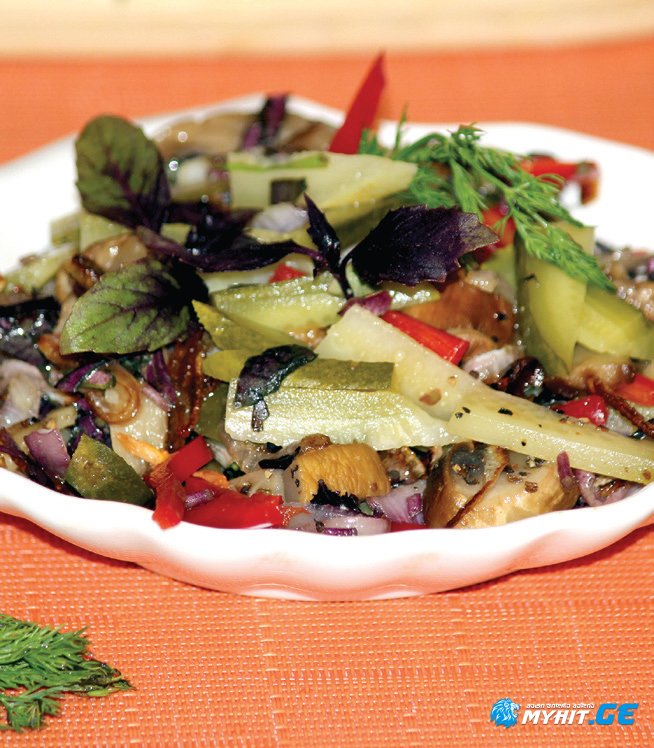 სოკოსა და კიტრის მწნილის ცივი საუზმე