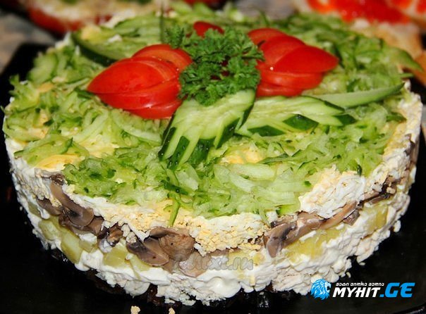 სოკოსა და შებოლილი ქათმის ფენოვანი სალათა