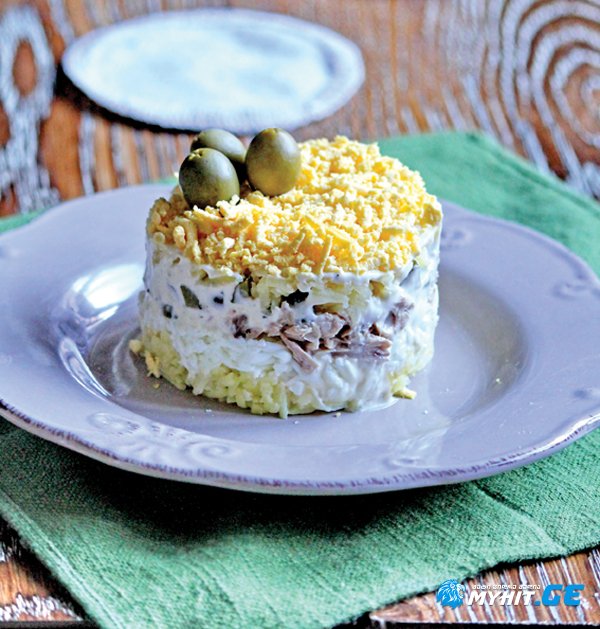 თინუსის სალათა მწვანე ზეთისხილით